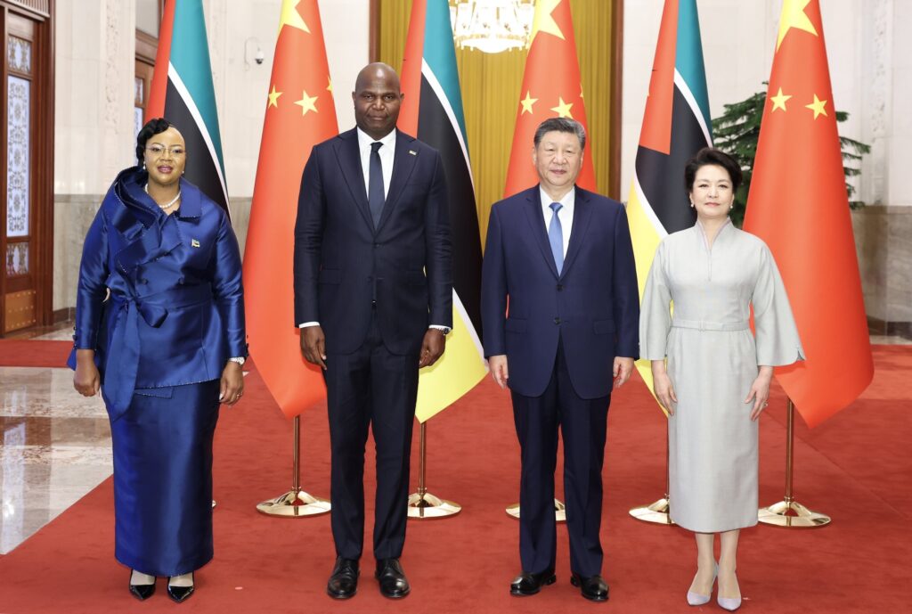 Mozambican President Filipe Nyusi (centre) with hist host Chinese counterpart President Xi Jinping in Beijing, China