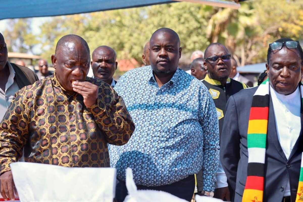 Visiting South African President Cyril Ramaphosa (left) with his host Zimbabwean counterpart President Emmerson Mnangagwa in Midlands, Zimbabwe