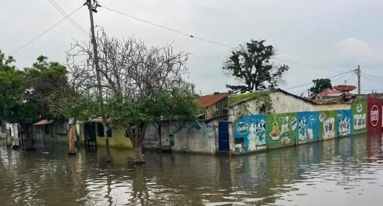 Angola floods kill many and render thousands of others homeless.